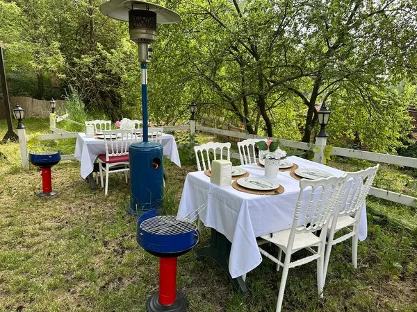 Uludağ Et Mangal bahçe içinde masa ve hazır mangal alanı
